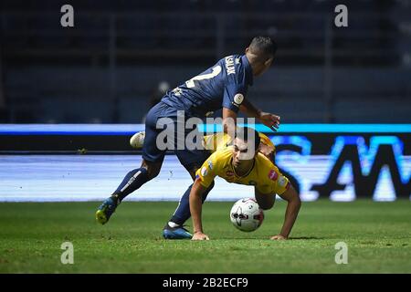 Sasalak Haiprakhon (L) de Buriram United et Nitipong Selanon de Port FC sont en action pendant le match de la Ligue thaïlandaise 2020 entre Buriram United et Port FC au stade Buriram.(final Score; Buriram United 1:1 Port FC) Banque D'Images