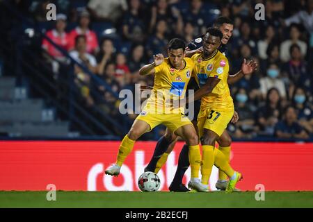 Nitipong Selanon (L) Ricardo Bueno(C) et Heberty fernandes (R) sont en action lors du match de la Ligue thaïlandaise 2020 entre Buriram United et Port FC au stade Buriram.(final Score; Buriram United 1:1 Port FC) Banque D'Images