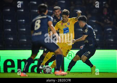 Sergio Suárez (C) de Port FC vu en action lors du match de la Ligue thaïlandaise 2020 entre Buriram United et Port FC au stade Buriram.(final Score; Buriram United 1:1 Port FC) Banque D'Images