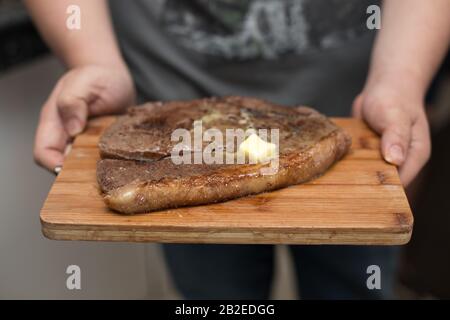 Steaks cuits, moyennement rares Banque D'Images