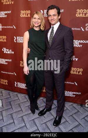 New York, NY, États-Unis. 2 mars 2020. Claire Danes et Hugh Dancy aux arrivées du Gala 2020 De la Roundabout Theatre Company à la salle de bal Ziegfeld le 2 mars 2020 à New York. Crédit: Joseph Marzullo/Media Punch/Alay Live News Banque D'Images