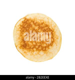 Dessus de crêpe isolé sur fond blanc. Fermeture de la vue sur le dessus du gâteau chaud rond cuit au four Banque D'Images