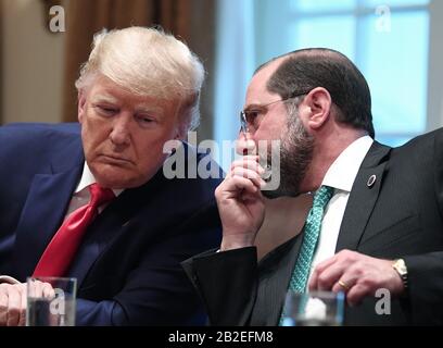 Le secrétaire du HHS, Alex Azar, s'en rend au président des États-Unis Donald Trump lorsqu'il rencontre le Groupe de travail sur le coronavirus et des dirigeants pharmaceutiques dans la salle du Cabinet de la Maison Blanche à Washington, DC, le lundi 2 mars 2020. Le Coronavirus (COVID-19) a infecté près de 100 000 personnes dans le monde et a tué plus de 3 000 personnes. Crédit: Kevin Dietsch/Pool via CNP /MediaPunch Banque D'Images