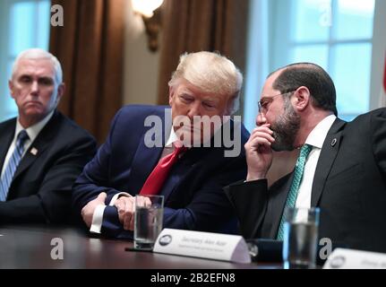 Le secrétaire du HHS, Alex Azar, s'en rend au président des États-Unis Donald Trump lorsqu'il rencontre le Groupe de travail sur le coronavirus et des dirigeants pharmaceutiques dans la salle du Cabinet de la Maison Blanche à Washington, DC, le lundi 2 mars 2020. Le Coronavirus (COVID-19) a infecté près de 100 000 personnes dans le monde et a tué plus de 3 000 personnes. À gauche se trouve le vice-président Mike Pence. Crédit: Kevin Dietsch/Pool via CNP /MediaPunch Banque D'Images