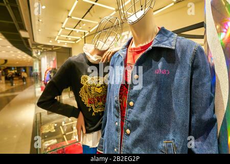 Hong KONG, CHINE - VERS JANVIER 2019 : gros plan des mannequins vus au magasin Kenzo dans le centre commercial ifc de Hong Kong. Kenzo est un style français de luxe Banque D'Images