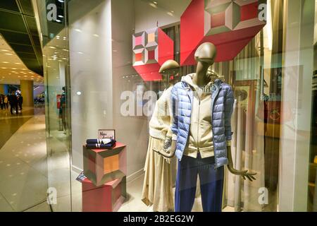 Hong KONG, CHINE - VERS JANVIER 2019 : mannequins vus à la fenêtre d'exposition au magasin Laurel dans le centre commercial ifc à Hong Kong. Banque D'Images