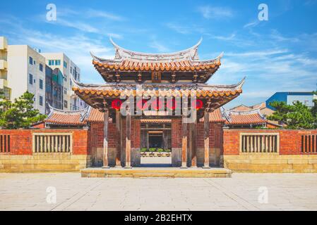 l'entrée du temple lukang longshan, changhua. la traduction du texte chinois sur la lanterne et le tableau est 'temple longshan' Banque D'Images