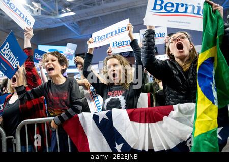 Spartanburg, États-Unis. 27 février 2020. Les partisans du candidat démocrate à la présidence Bernie Sanders lors du rassemblement de campagne à Wofford en Caroline du Sud. Banque D'Images