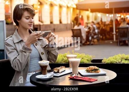 Joli blogger jeune table de café après la nourriture photo instagram feed copie spac. Banque D'Images