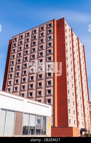 Duquesne Tower dortoir sur le campus de l'Université Duquesne, une petite école catholique dans le quartier chic de la ville, Pittsburgh, PA, États-Unis Banque D'Images