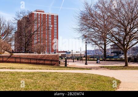 Duquesne Tower dortoir sur le campus de l'Université Duquesne, une petite école catholique dans le quartier chic de la ville, Pittsburgh, PA, États-Unis Banque D'Images