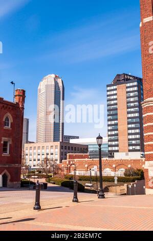 Partie du centre-ville de Pittsburgh, vue du campus de l'Université Duquesne lors d'une journée hivernale ensoleillée, Pittsburgh, Pennsylvanie, États-Unis Banque D'Images