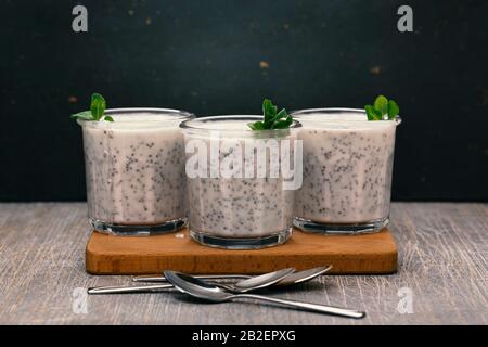 cpudding, yaourt parfie, mousse au chocolat, yaourt maison, recette de pudding de graines de hia, pudding de chia, recettes de smoothie, menthe fraîche Banque D'Images