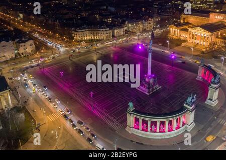 Budapest, Hongrie - vue aérienne sur la célèbre place des Héros (Hosok tere) éclairée dans une couleur violette et rose unique avec Musée des Beaux-Arts éclairé Banque D'Images