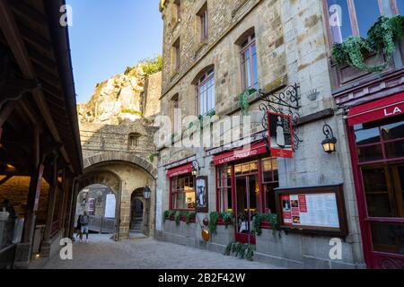 La ville sur l'île du Mont Saint Michel en début de matinée, Normandie, France Banque D'Images