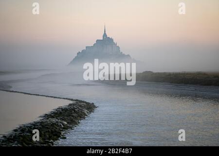 Tôt le matin près du lever du soleil avec brume sur le Mont Saint Michel, Normandie, France Banque D'Images