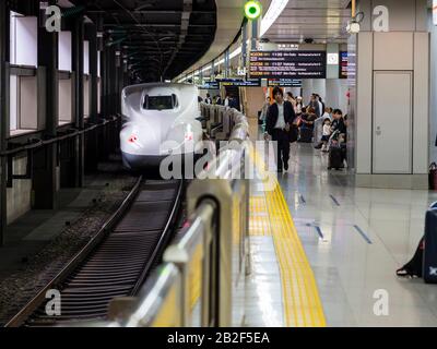 Tokyo, Japon - 13 octobre 2018 : voyageurs à la gare de Tokyo sur la plate-forme du train à grande vitesse Shinkansen Nozomi vers Kyoto. Banque D'Images