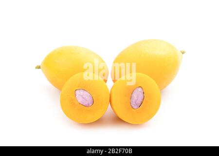 Gros fruits frais de prune marian jaune (Mayongchid en nom thaïlandais) isolés sur fond blanc Banque D'Images