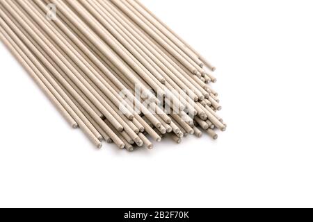 Gros plan sur une nouvelle tige de soudage pour connexion en acier isolée sur fond blanc Banque D'Images