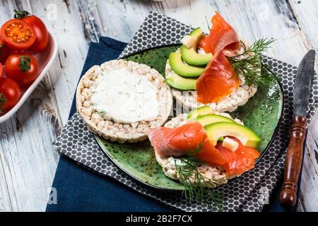 filet de saumon salé avec pain croustillant et avocat. Herbes aromatiques, épices et légumes - nourriture saine, concept de régime. Tomate cerise. Superfood, ouvert s Banque D'Images