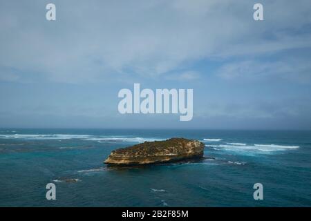 L'une des nombreuses petites îles rocheuses qui s'en sont sorties à la baie des Martyrs le long de la Great Ocean Road, Victoria, Australie. Banque D'Images