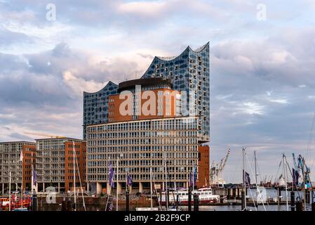 Hambourg, Allemagne - 4 août 2019: Coucher de soleil dans le port de Hambourg avec Elbphilonie ou salle Philharmonique d'Elbe et autres bâtiments dans la HafenCity q Banque D'Images