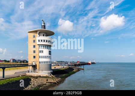 Cuxhaven, Allemagne - 6 août 2019: Tour radar dans le port contre ciel bleu une journée ensoleillée Banque D'Images