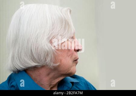 Tête et épaules portrait d'un homme âgé avec de longs cheveux gris Banque D'Images