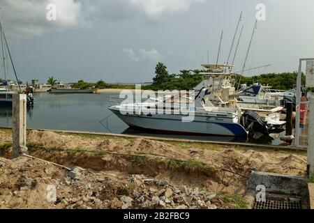 Bateaux de pêche sportive privés et bateaux Yachts amarrés à une marina située de retour de la plage à Port Gentil Banque D'Images