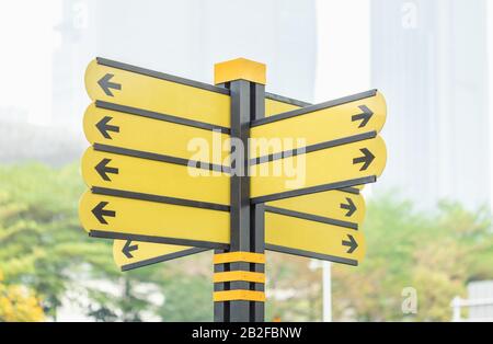 Autre façon de la flèche jaune signe à la route dans la grande ville Banque D'Images