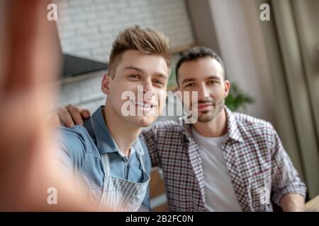 Jeune couple gay rendant égoïste et se sentant heureux Banque D'Images