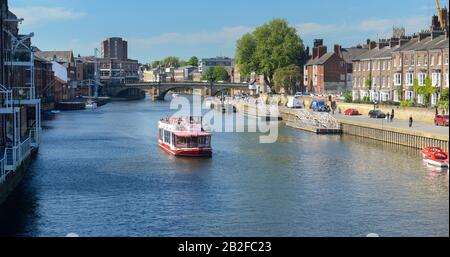 Un bateau touristique City Cruises passe entre Queen's et King's Staith, dans le centre de la ville historique de York Banque D'Images