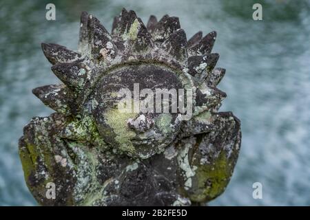 Statue au palais de Tirta Gangga à Bali, Indonésie Banque D'Images