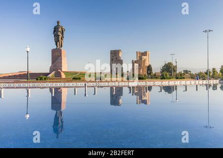 Statue du roi Timur, et Palais Ak Saray, Shahrisabz, ou Shakhrisabz, région de Qashqadaryo, Ouzbékistan, Asie centrale, Asie Banque D'Images