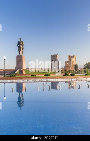 Statue du roi Timur, et Palais Ak Saray, Shahrisabz, ou Shakhrisabz, région de Qashqadaryo, Ouzbékistan, Asie centrale, Asie Banque D'Images