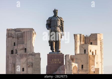 Statue du roi Timur, et Palais Ak Saray, Shahrisabz, ou Shakhrisabz, région de Qashqadaryo, Ouzbékistan, Asie centrale, Asie Banque D'Images