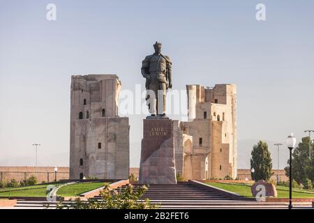 Statue du roi Timur, et Palais Ak Saray, Shahrisabz, ou Shakhrisabz, région de Qashqadaryo, Ouzbékistan, Asie centrale, Asie Banque D'Images