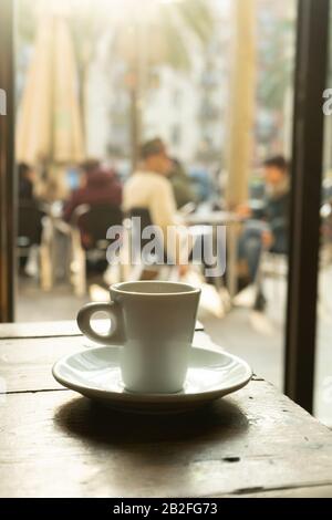 Tasse de café dans un joli café hipster. Image douce. Tasse d'espresso sur la vieille table de la cafétéria. Banque D'Images