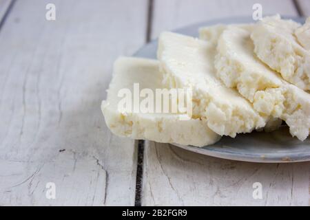 Le panneer traditionnel indien au fromage forme du lait frais sur plaque. Banque D'Images