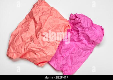 gros plan sur un papier froissé avec bord recourbé sur fond blanc Banque D'Images