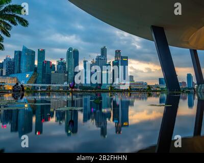 Singapour, Singapour - 15 FÉVRIER 2020 : vue sur la ligne Skyline de la ville de Singapour la nuit Banque D'Images