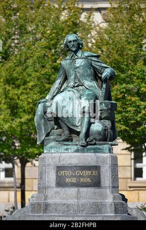 Otto-von-Guericke-Denkmal, bei der Hauptwache, Magdeburg, Sachsen-Anhalt, Allemagne Banque D'Images