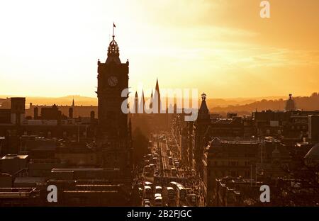 Coucher de soleil donnant sur Princes Street et l'hôtel Balmoral vers l'extrémité ouest d'Edimbourg, Ecosse, Royaume-Uni Banque D'Images
