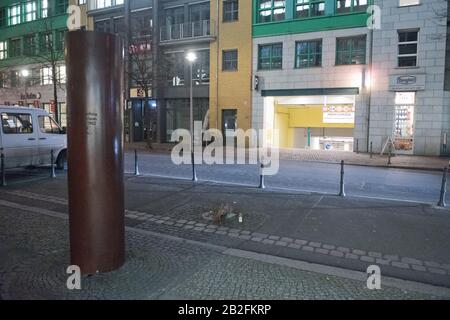 Berlin, Allemagne. 24 janvier 2020. Vue sur une stèle en souvenir de Peter Fechter à Zimmerstraße à Berlin. Le monument porte l'inscription 'De 1961 à 1990 le mur de Berlin courut le long de cette rue. Ici, le 17 août 1962, le jeune ouvrier de la construction Peter Fechter a été abattu.' crédit: Stefan Sauer/dpa-Zentralbild/ZB/dpa/Alay Live News Banque D'Images