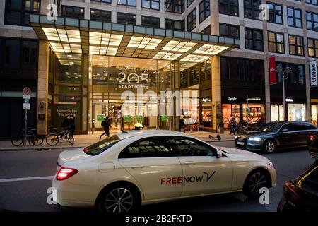 Berlin, Allemagne. 24 janvier 2020. Le quartier 205 est la partie sud du Friedrichstadtpassagen à Friedrichstrasse 69-70 à Berlin. Le centre commercial est relié au quartier 206 par un tunnel et a ouvert ses portes en 1996. Crédit: Stefan Sauer/dpa-Zentralbild/ZB/dpa/Alay Live News Banque D'Images