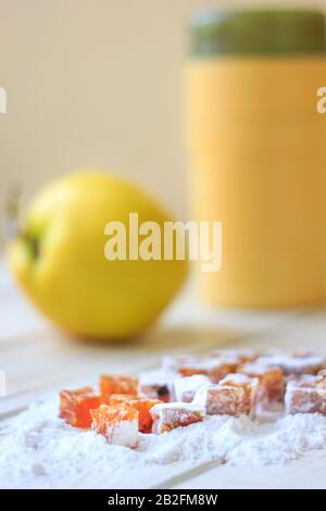 Morceaux de confiture de coing dans la poudre de sucre Banque D'Images