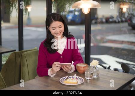 Woman in cafe Banque D'Images