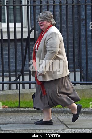 La secrétaire au travail et aux pensions, Therese Coffey, arrive pour une réunion du cabinet au 10 Downing Street, à Londres. Banque D'Images