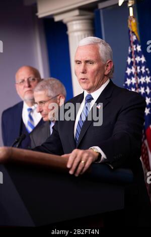 Washington, DC, États-Unis. 2 mars 2020. Le vice-président américain Mike Pence (front) assiste à une conférence de presse sur le coronavirus à la Maison Blanche à Washington, DC, aux États-Unis, le 2 mars 2020. Les Centres américains de lutte et de prévention des maladies (CDC) ont annoncé lundi qu'il y a actuellement 91 cas de COVID-19 dans le pays, contre seulement 60 cas par jour. Crédit: Liu Jie/Xinhua/Alay Live News Banque D'Images