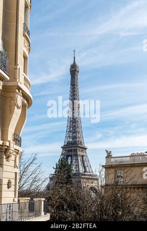 Vue sur la Tour Eiffel depuis l'Avenue de Camoe - Paris, France Banque D'Images